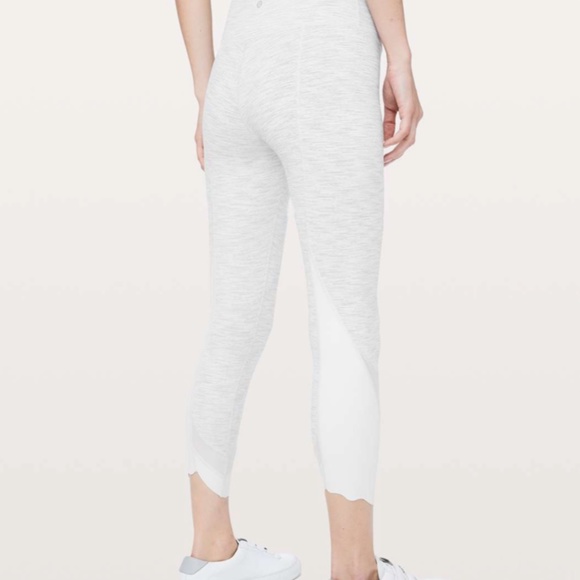 Lululemon Wunder Under Crop II Scallop 23" Size 4 - Picture 3 of 11